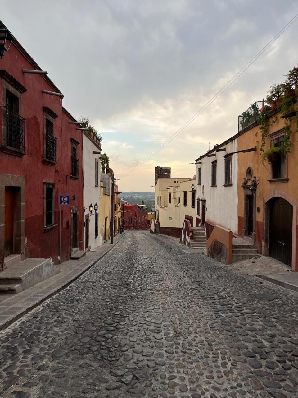 Cousy In The Historic Center Of San Miguel De Allende, Incredible View, Pool, Bbq, 3 Blocks From The Main Parish Apartment *