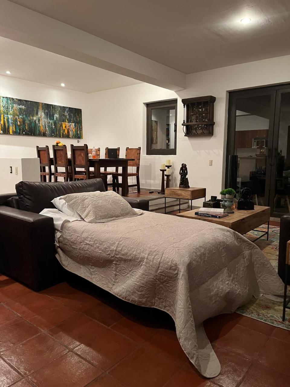 Cousy In The Historic Center Of San Miguel De Allende, Incredible View, Pool, Bbq, 3 Blocks From The Main Parish Apartment San Miguel de Allende